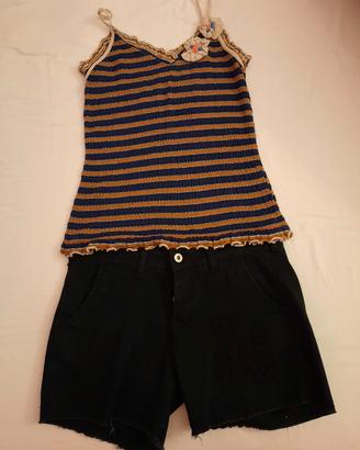 Set pantaloncino nero in denim e top con bretelle 