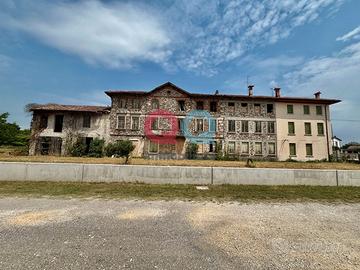 Complesso immobiliare di 2500 mq.