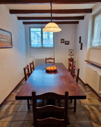 Tavolo elegante in noce