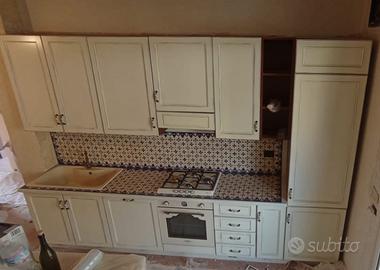 Cucina con top muratura bianco panna