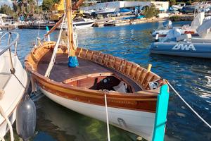 Gozzo tradizionale a vela latina