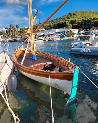 Gozzo tradizionale a vela latina