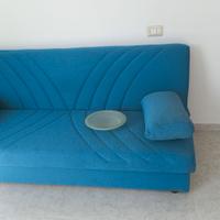 Letto matrimoniale e divano