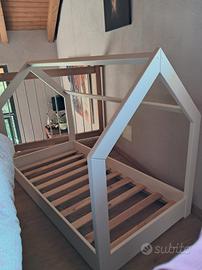 Letto Montessori a casetta 