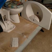 sanitari bagno con tavoletta e miscelatore