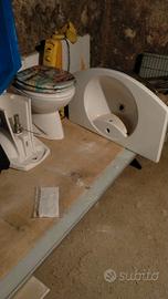 sanitari bagno con tavoletta e miscelatore