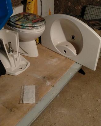 sanitari bagno con tavoletta e miscelatore