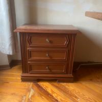 Comodino tre cassetti in legno massello