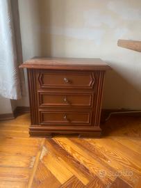 Comodino tre cassetti in legno massello