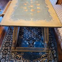 Tavolo in legno in stile tirolese