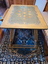 Tavolo in legno in stile tirolese