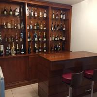 Arredamento bar in legno massello 