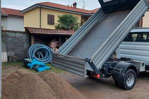Camion per trasporti con ribaltabile