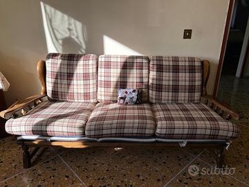 Divani in legno con cuscini + tavolino da fumo
