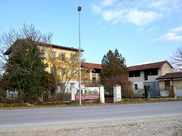 FABBRICATO STORICO con annessi e ampio scoperto...