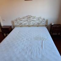 letto in ottone con rete a doghe  .