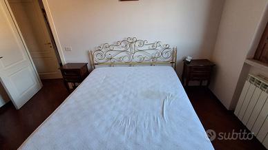 letto in ottone con rete a doghe  .