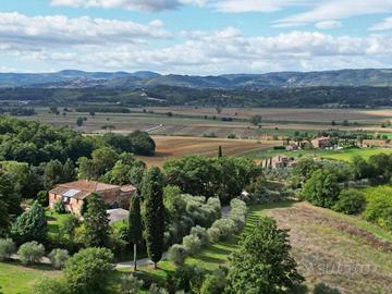 Rustico / Casale di 400 m² con 3 locali e box auto