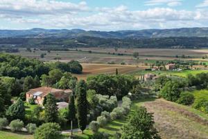 Rustico / Casale di 400 m² con 3 locali e box auto
