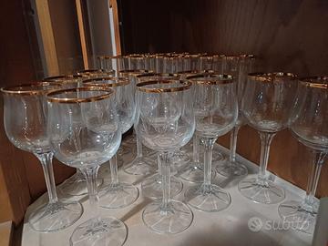 Bicchieri acqua e vino bordo oro