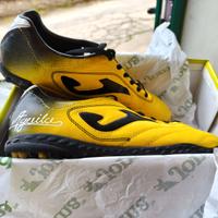 Scarpe da calcetto nuovissime.