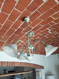 Lampadario in stile con dettagli floreali