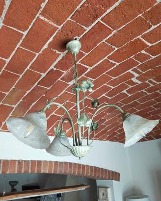 Lampadario in stile con dettagli floreali
