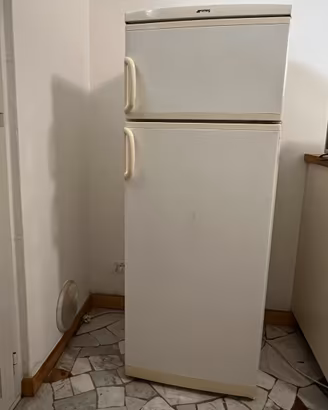 Frigorifero Smeg bianco a due porte con freezer