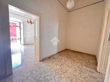 4 LOCALI A TARANTO