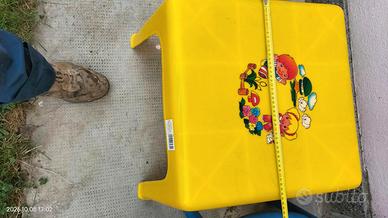Sedia blu e tavolo giallo in plastica dura