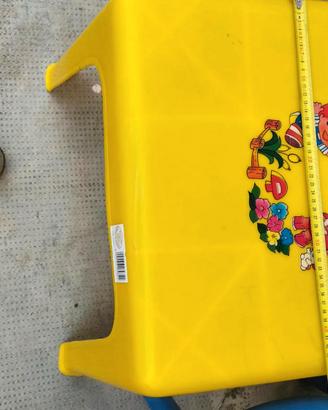 Sedia blu e tavolo giallo in plastica dura