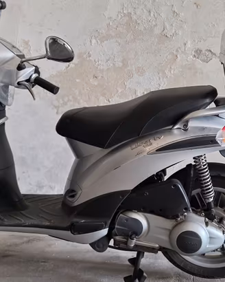 piaggio liberty 125 con bauletto e visiera  km465 