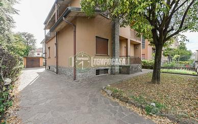 VILLA SINGOLA DIVISA IN DUE UNITA' ABITATIVE