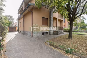 VILLA SINGOLA DIVISA IN DUE UNITA' ABITATIVE