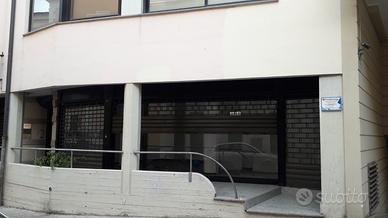Via P. Paoli 12/A . Locale commerciale