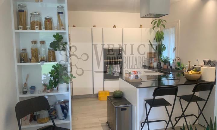 Incantevole Casa Singola con Giardino Privato a Vi