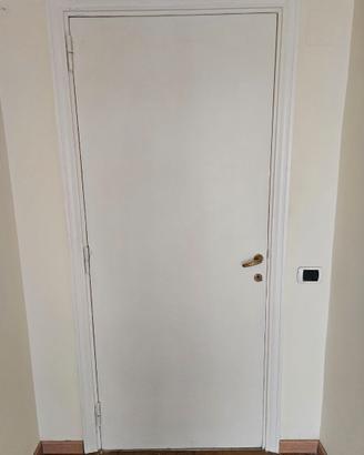 PORTE INTERNE BIANCHE IN LEGNO CON MANIGLIE
