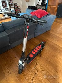 Monopattino elettrico aprilia ESR1