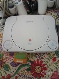 PlayStation one usato  con giochi e due joystick 