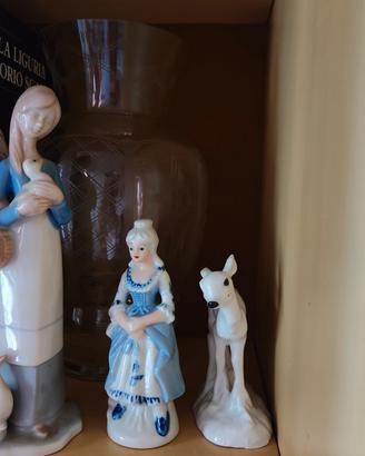 Statuine in ceramica e posacenere in cristallo.