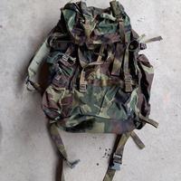 Zaino militare verde e mimetico