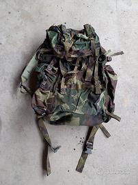 Zaino militare verde e mimetico