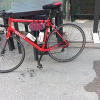 bici da corsa rossa in alluminio forcella in carb