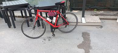 bici da corsa rossa in alluminio forcella in carb