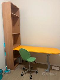 Libreria con tavolo e sedia girevole