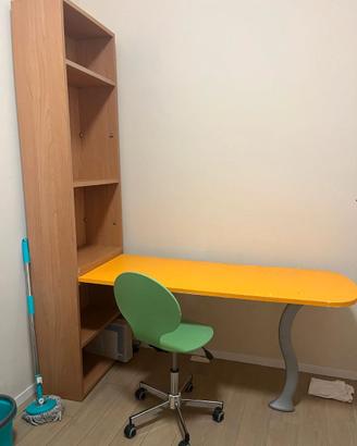 Libreria con tavolo e sedia girevole