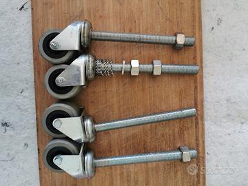 4 ruote girevoli con lunga vite. Per porte 