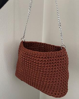 Borsa elegante grande fatta a mano con l’uncinetto