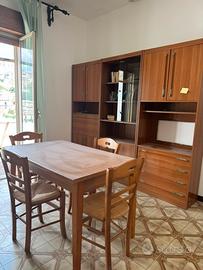 Tavolo in legno e quattro sedie