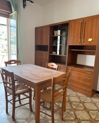 Tavolo in legno e quattro sedie